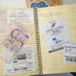 Tagebuch mit eingeklebtem Geldschein und Tickets